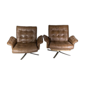Ensemble de fauteuils rembourrés de cuir brun et cadre en métal de design danois des années 1970.