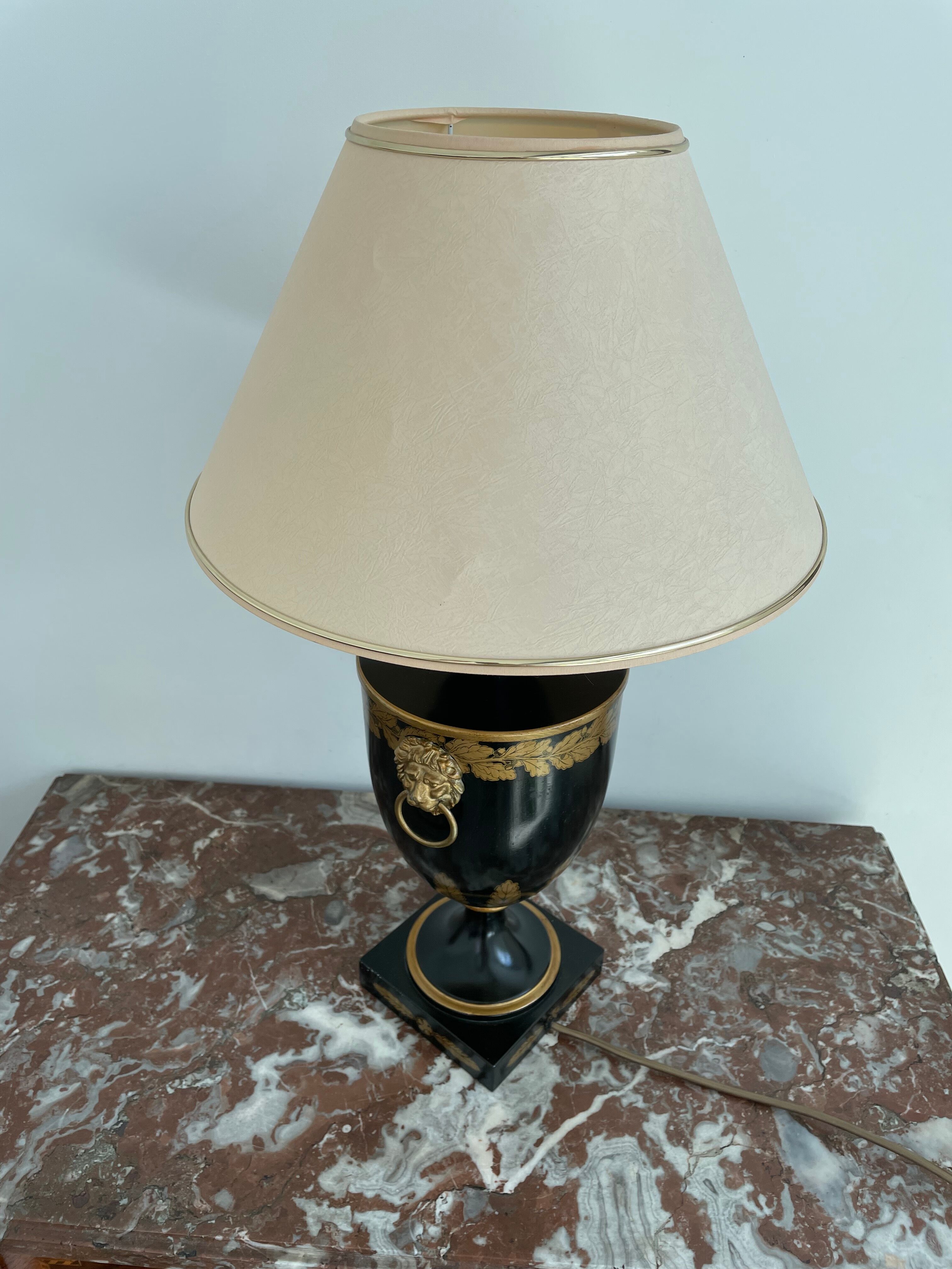 Lampe balustre lions dorés et abat blanc et liserés dorés - hôtel paris opéra garnier