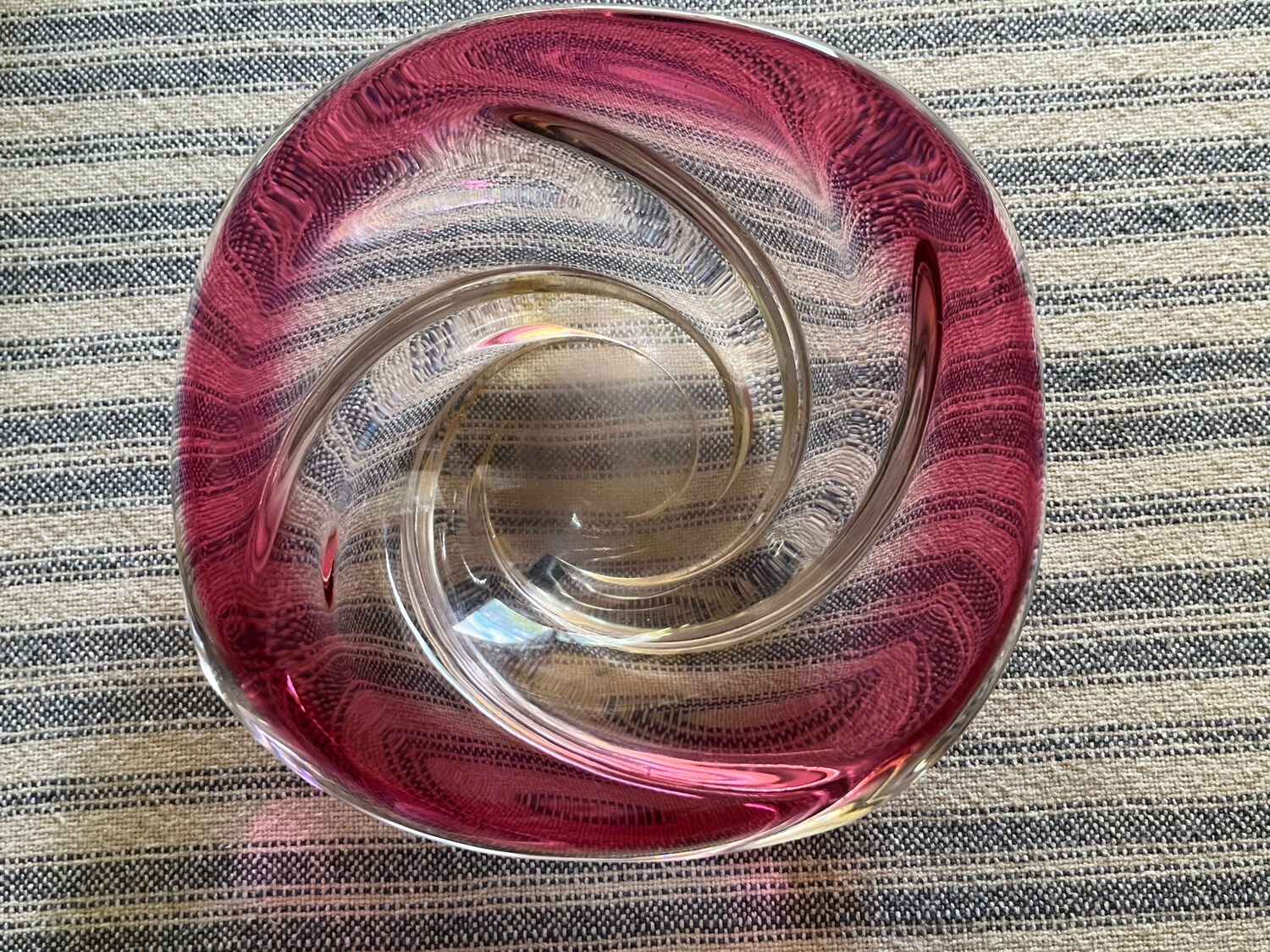 Empty pocket in pink tinted glass