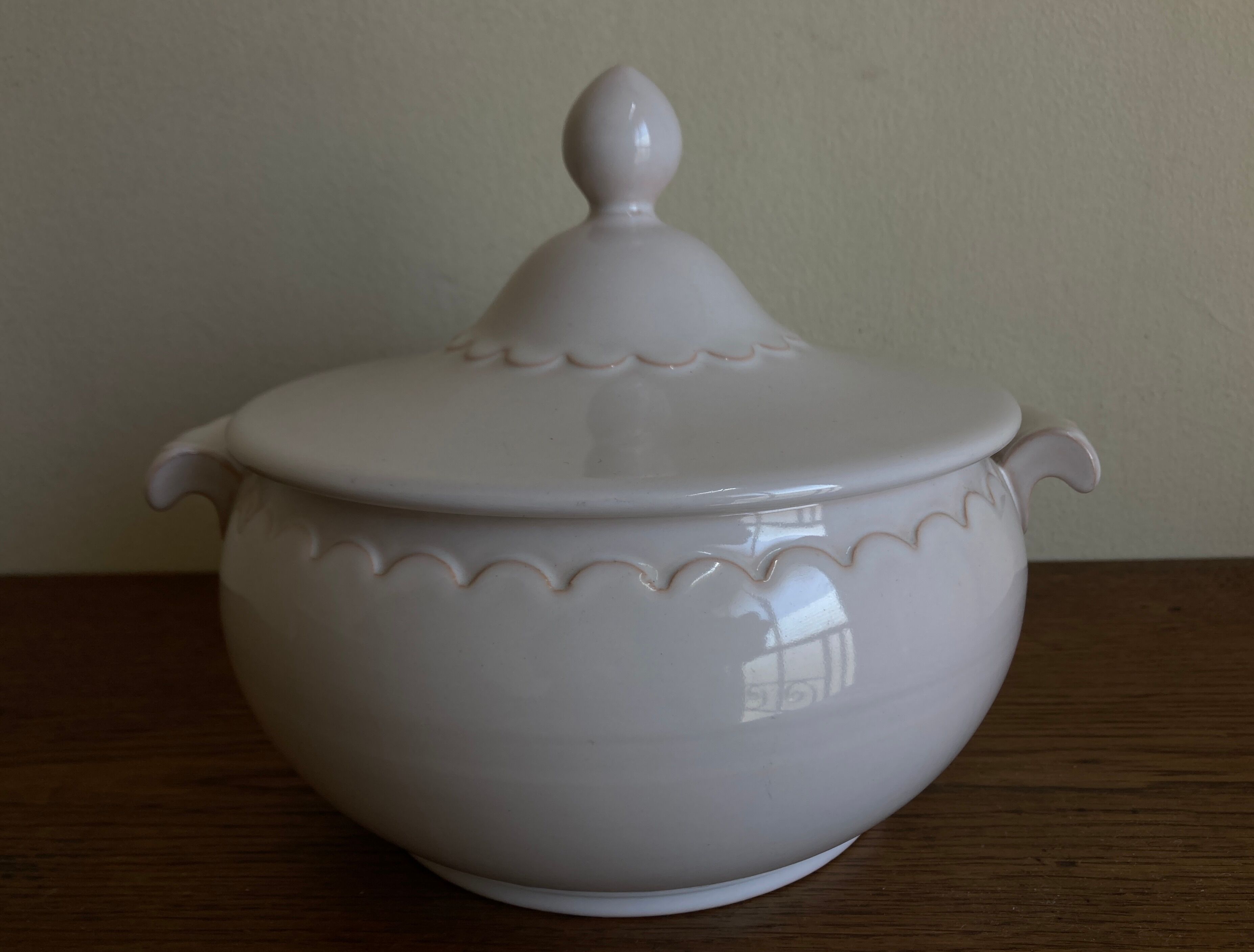 Neo-classical soup tureen with scallops, Gien earthenware, 1970.