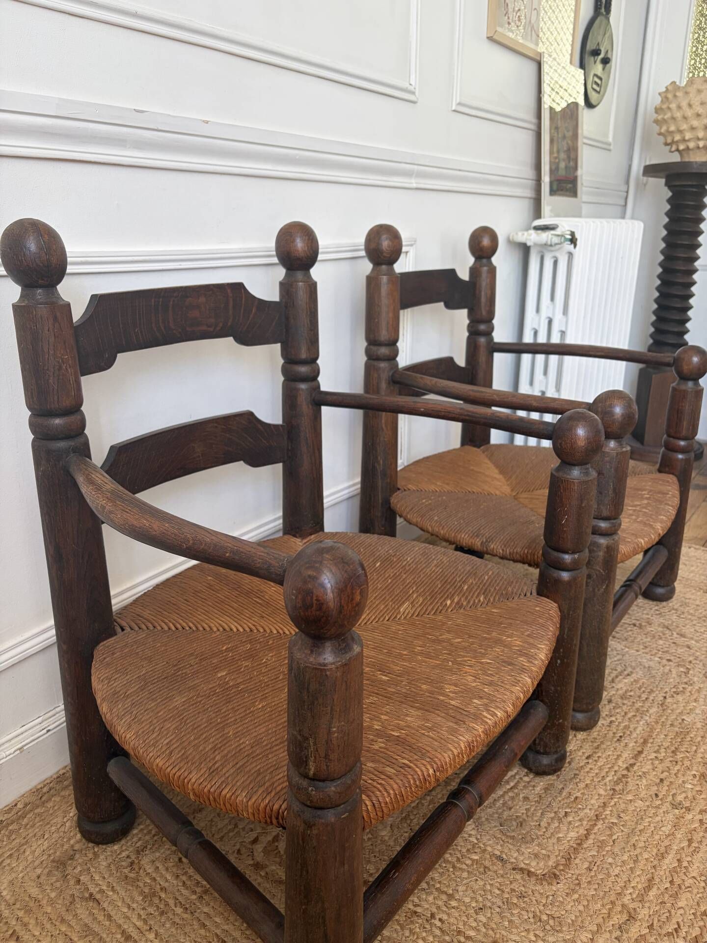 Paire de fauteuils en bois et paille  Charles Dudouyt 