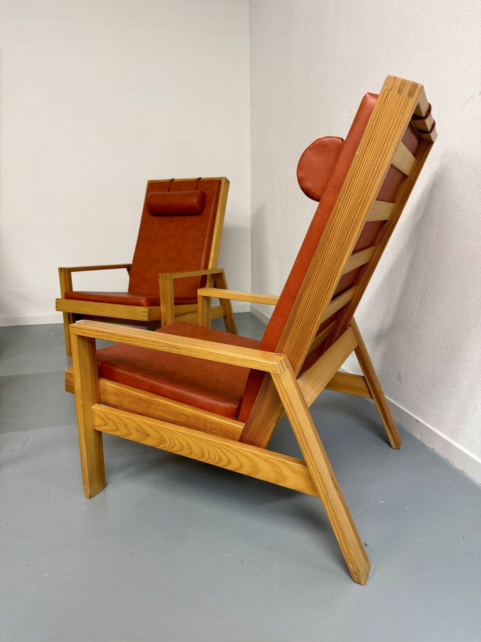Scandinavian design lounge set in pine with 3 lounge chairs and a table from the 70s.