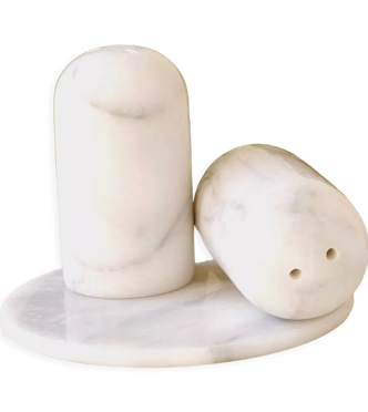 Sel et poivre sur socle en marbre