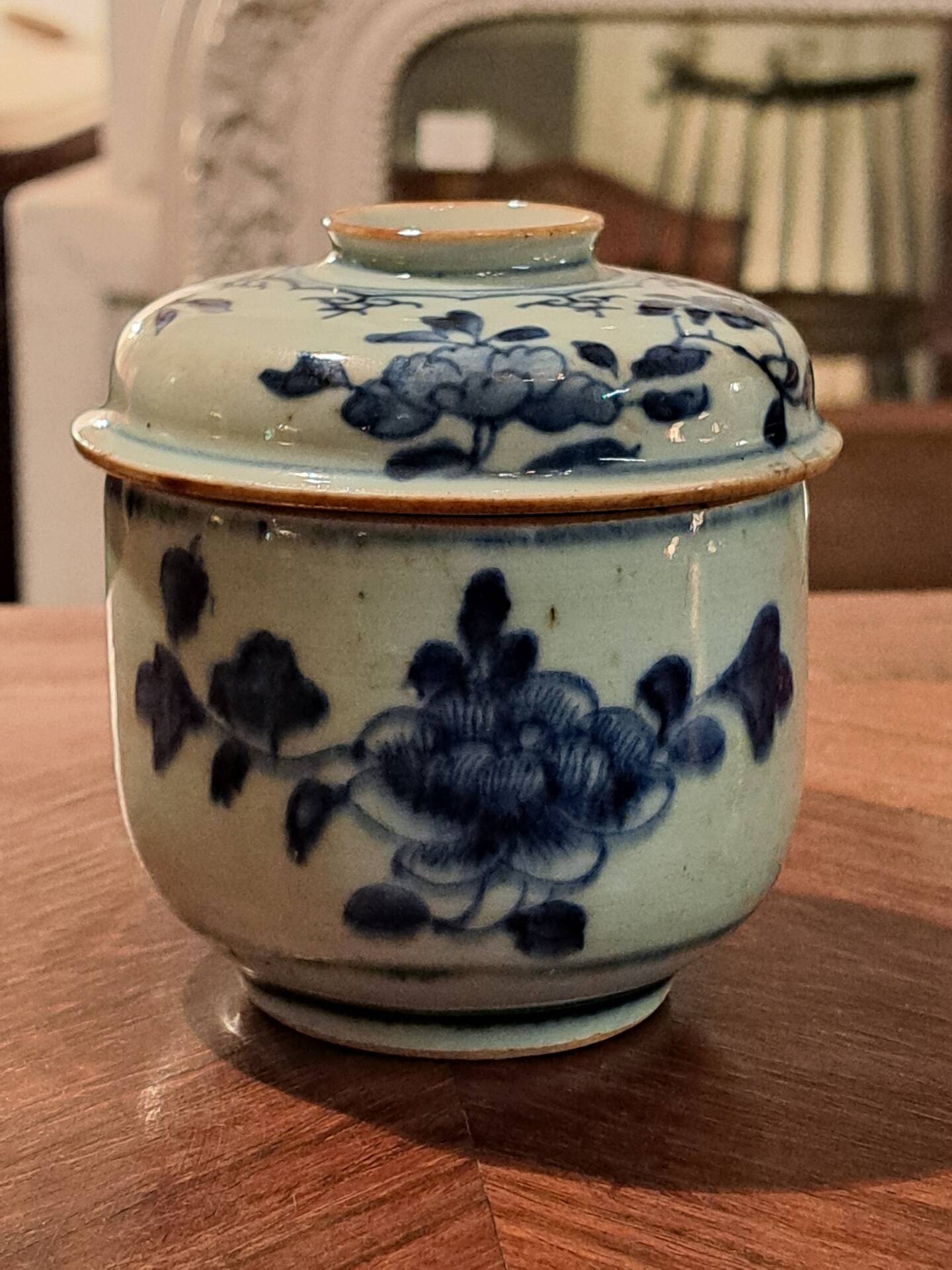 18th-century Chinese pot Qianlong in porcelain