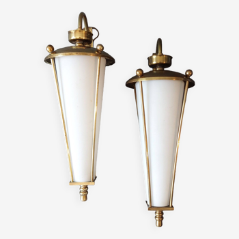 Paire d'Appliques lanternes en laiton doré et opaline 1960.
