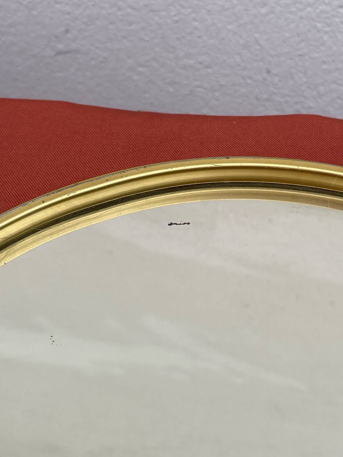 Round mirror in gold metal
