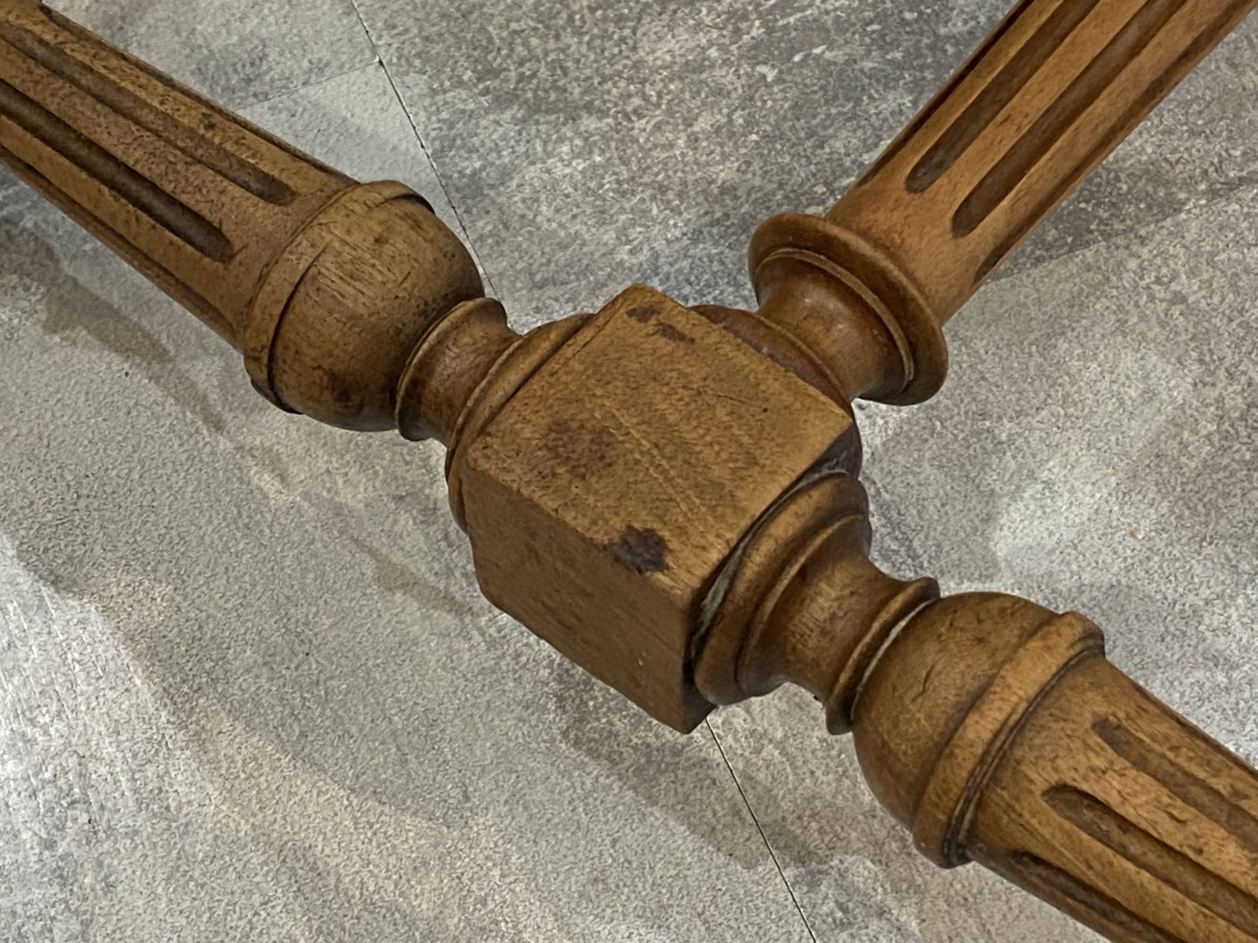 Bureau 1 tiroir en bois massif chêne pieds tournés et sculptés 89x62cm