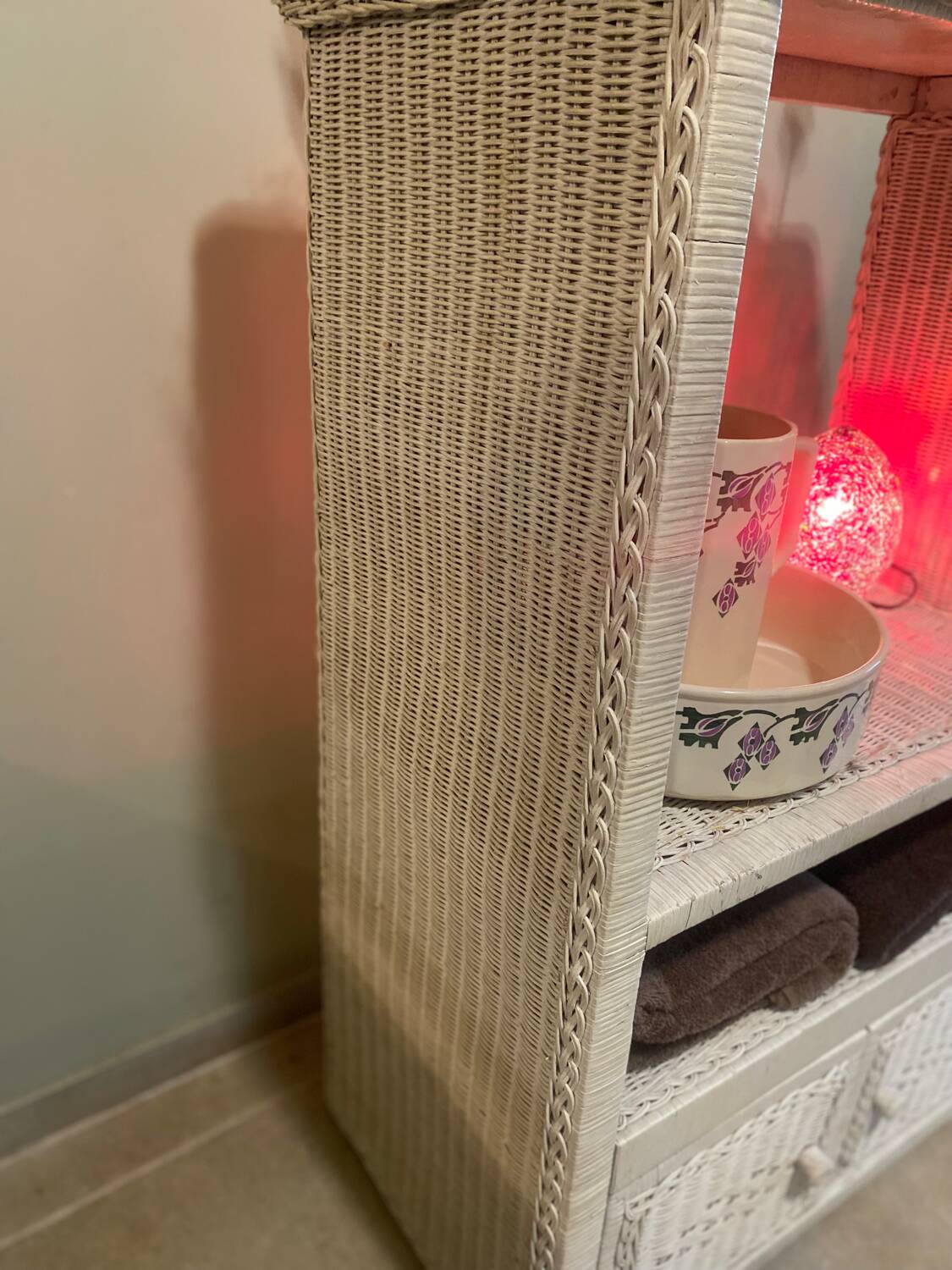 Meuble vintage en osier blanc