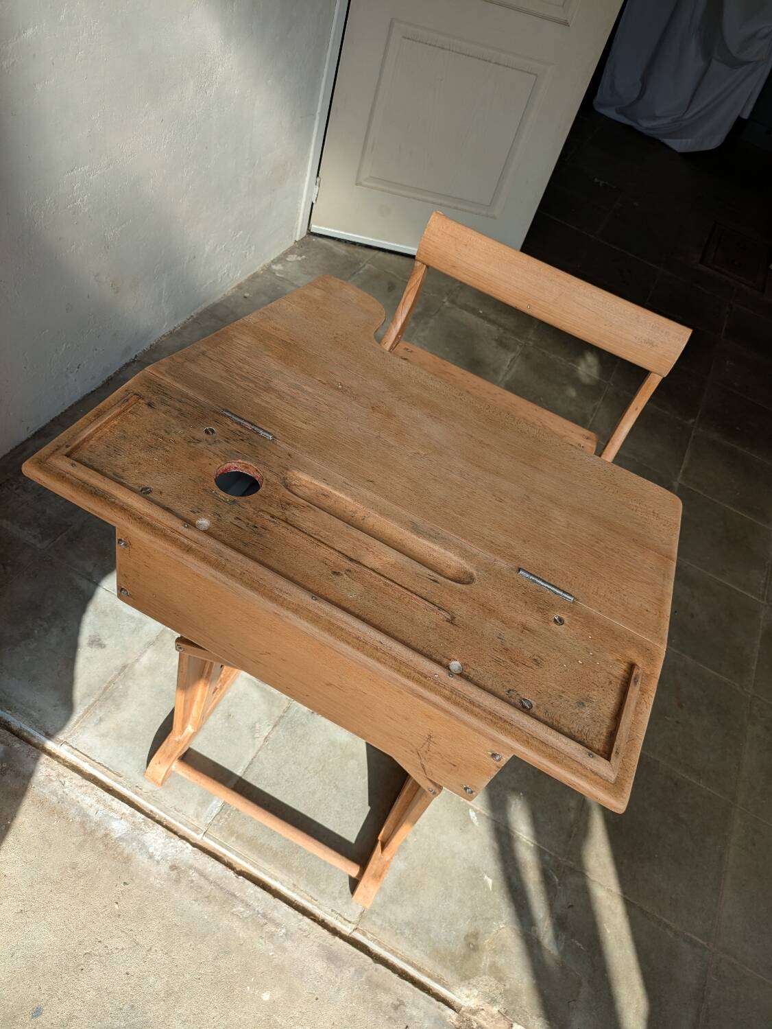 Bureau d'écolier en bois