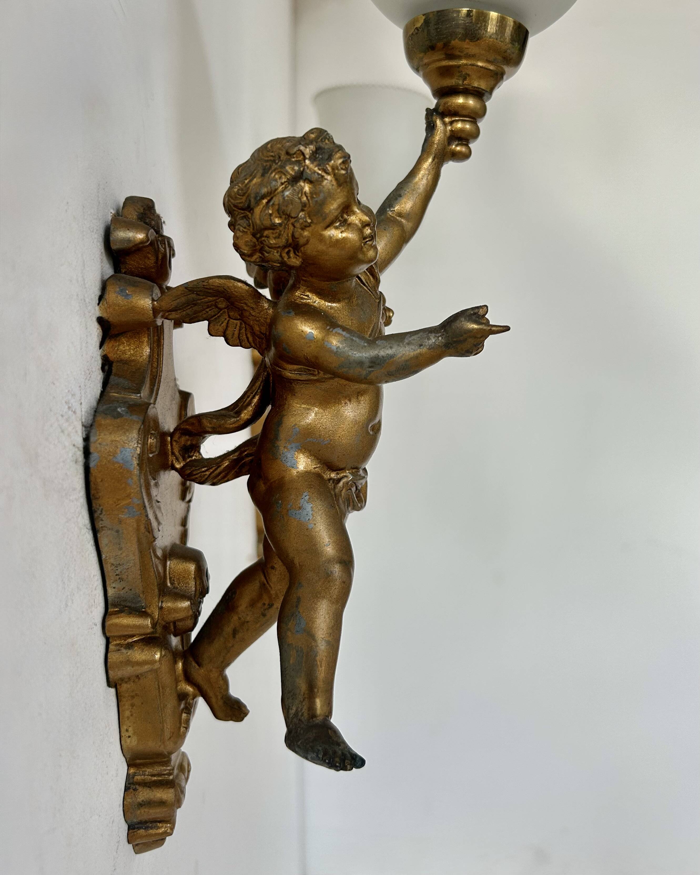 Pair of vintage wall lights in gilded metal and opaline, Italy 1950.