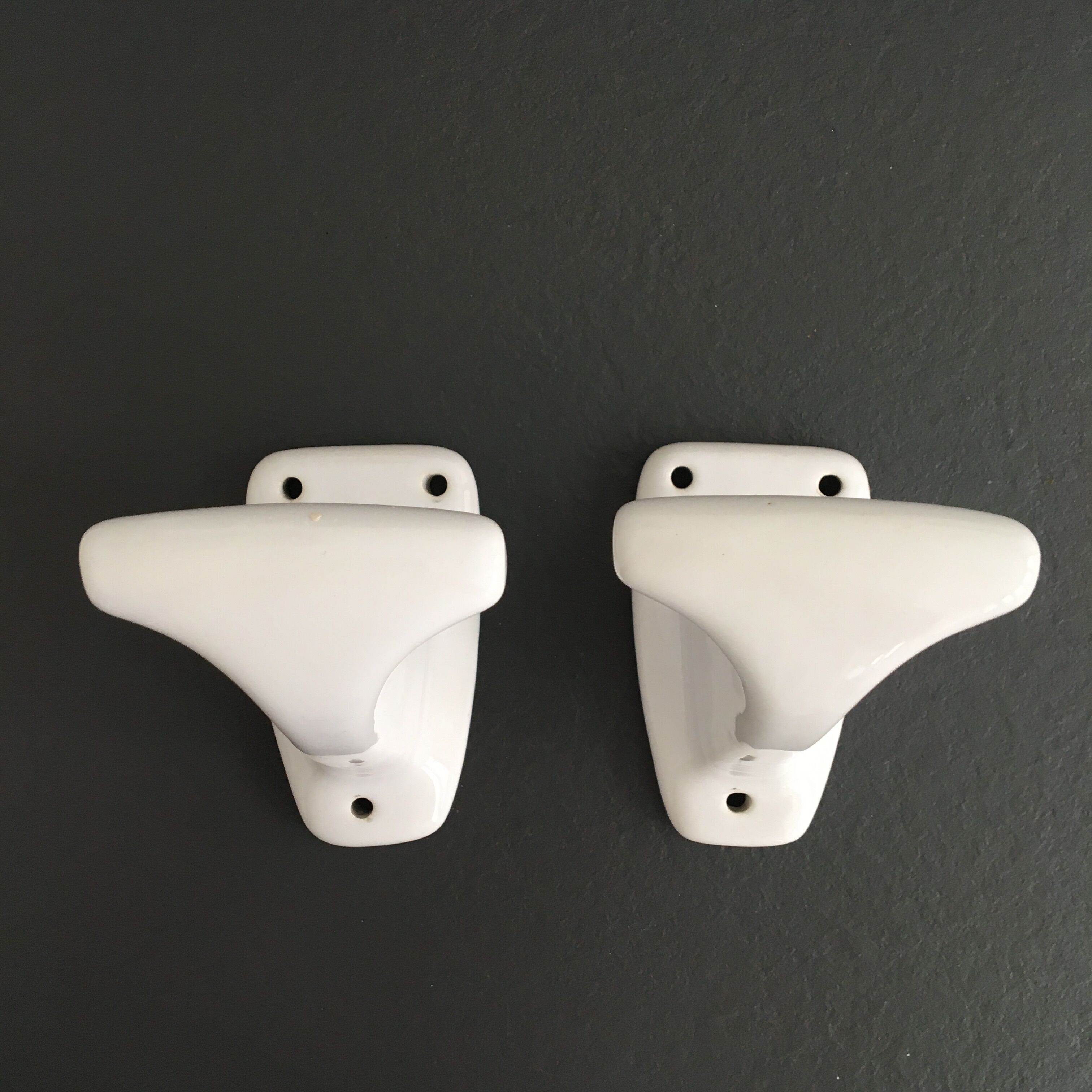 Paire de patères en porcelaine blanche rétro