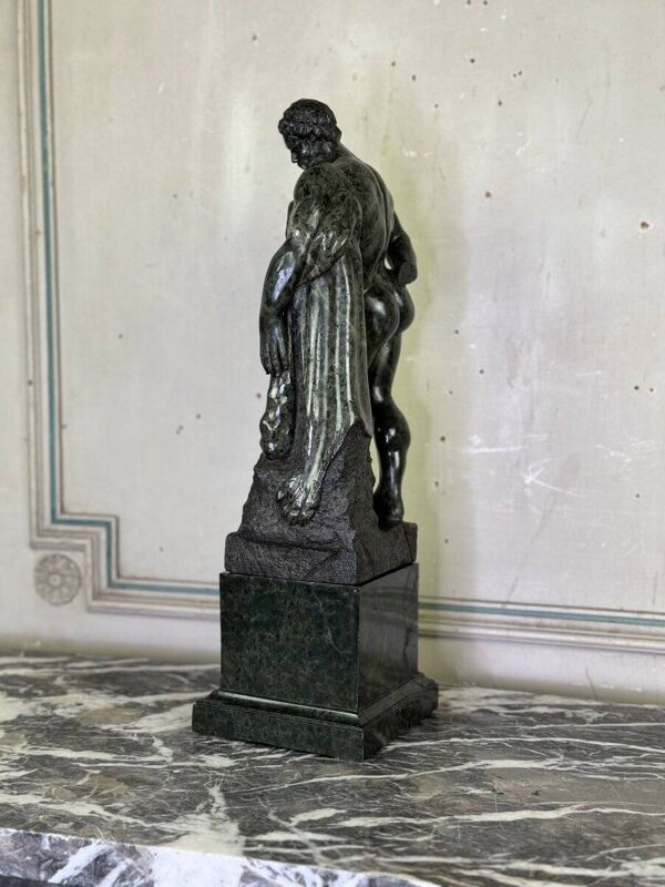 D’après l’Hercule Farnèse, sculpture en marbre serpentine, souvenir du Grand Tour