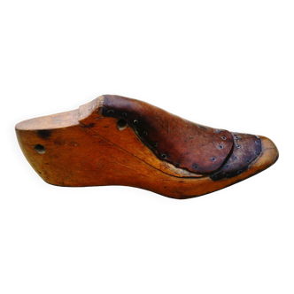 Old shoe shape for shoemaker