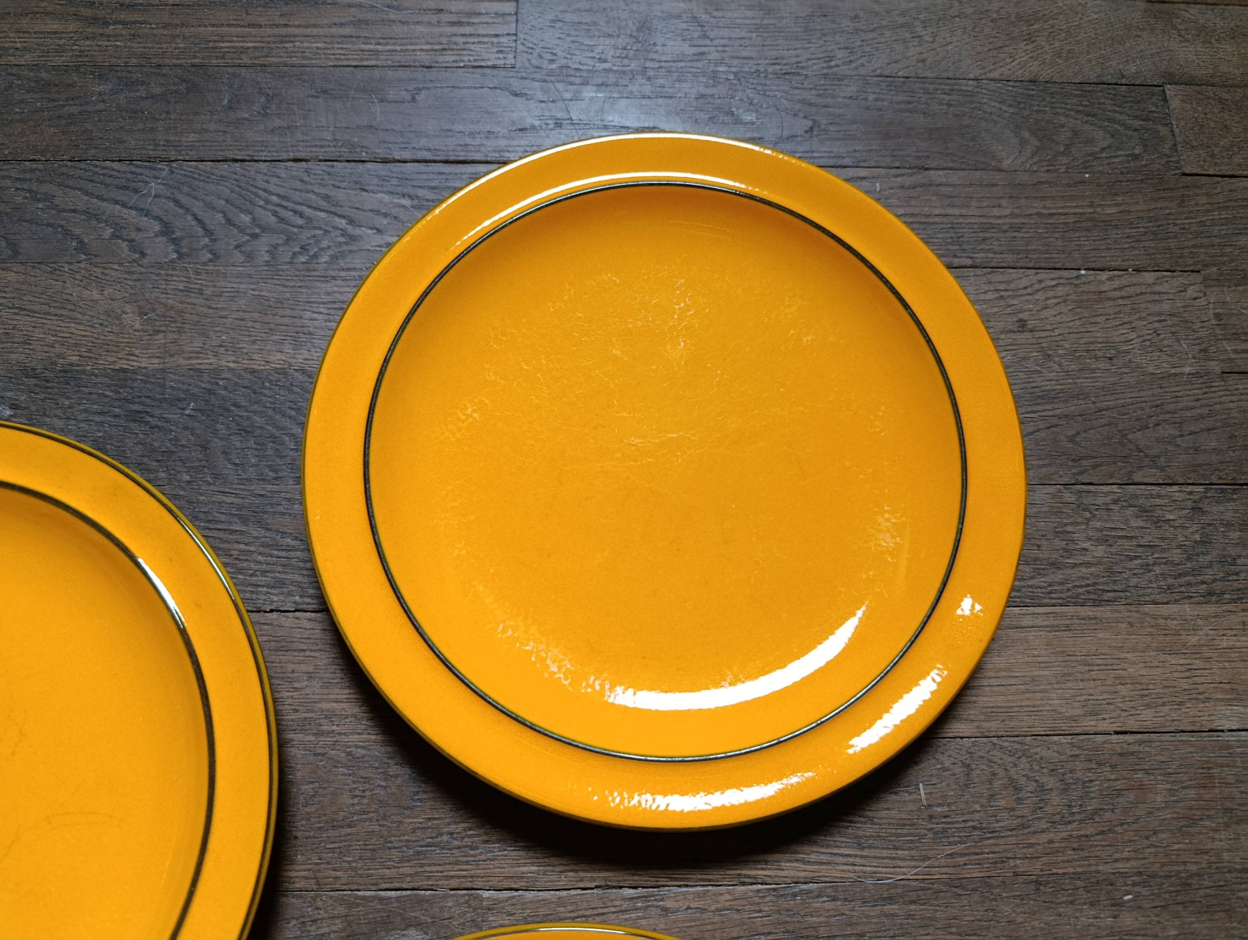 Set of three flat plates in glazed ceramic Thomas Germany from the years.