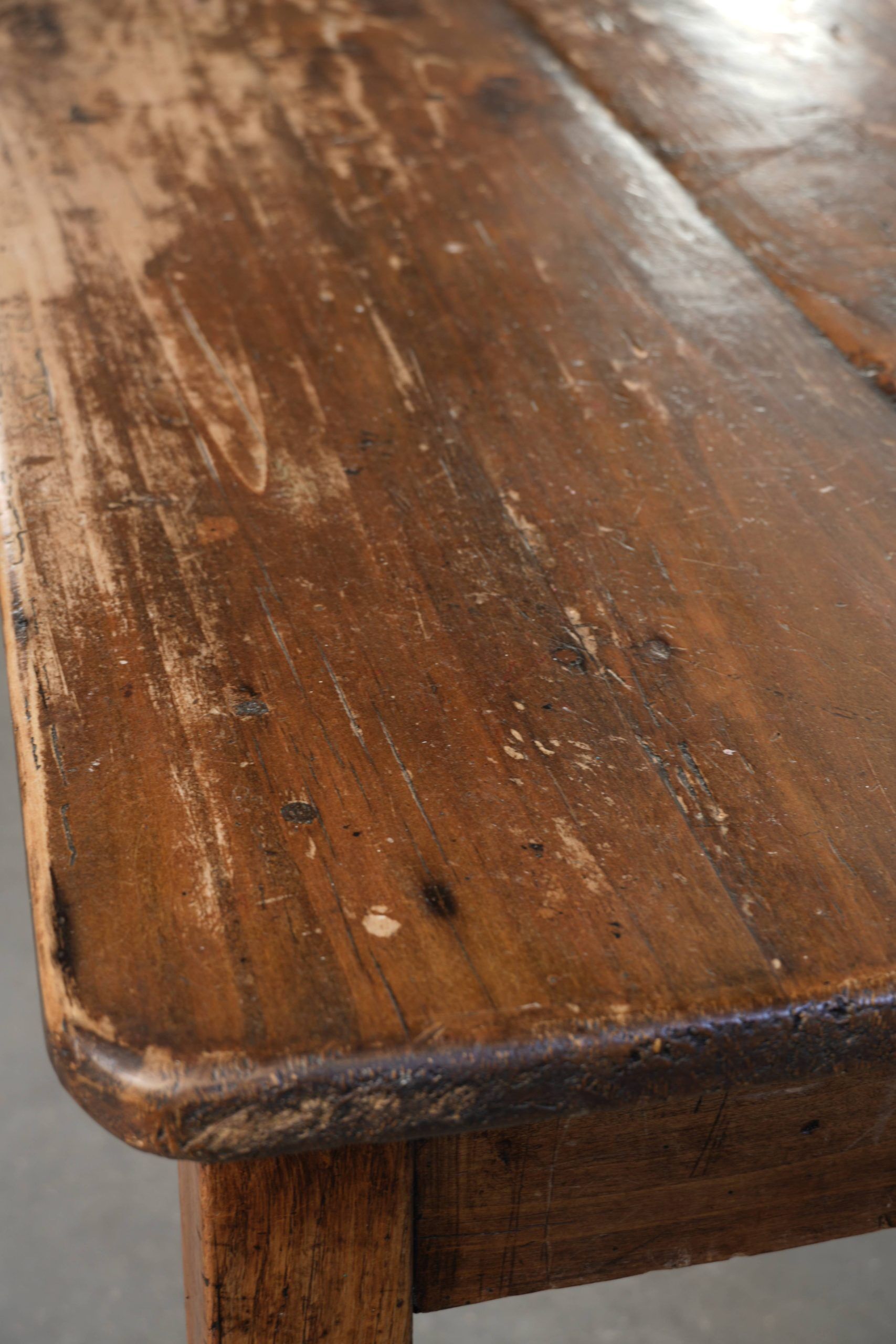 Table de ferme française du 19ème siècle pour 4 à 6 personnes.