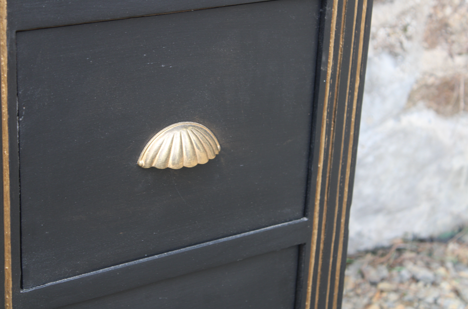 Table de chevet poignées coquilles