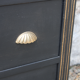 Table de chevet poignées coquilles