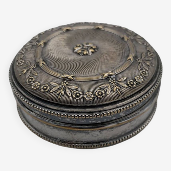 Silver metal box with floral decoration. Late 19th century.