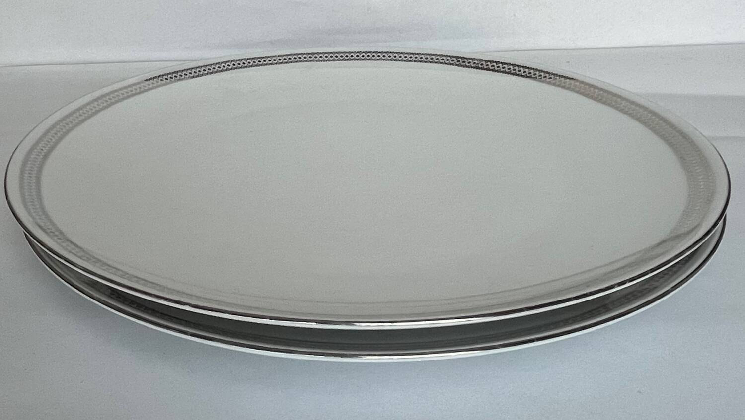 Set of 2 round white porcelain dishes