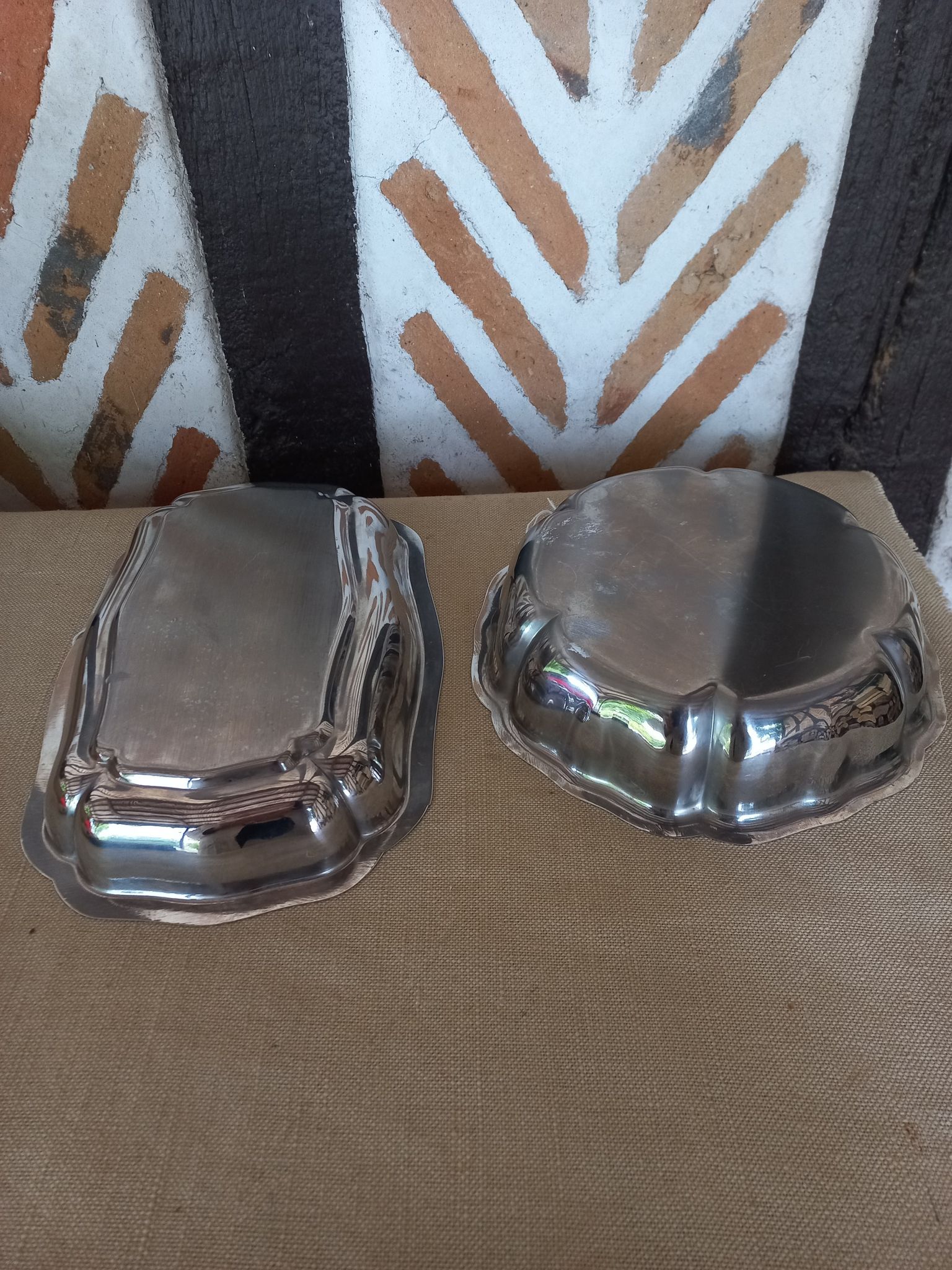Set of 2 stainless steel hollow dishes