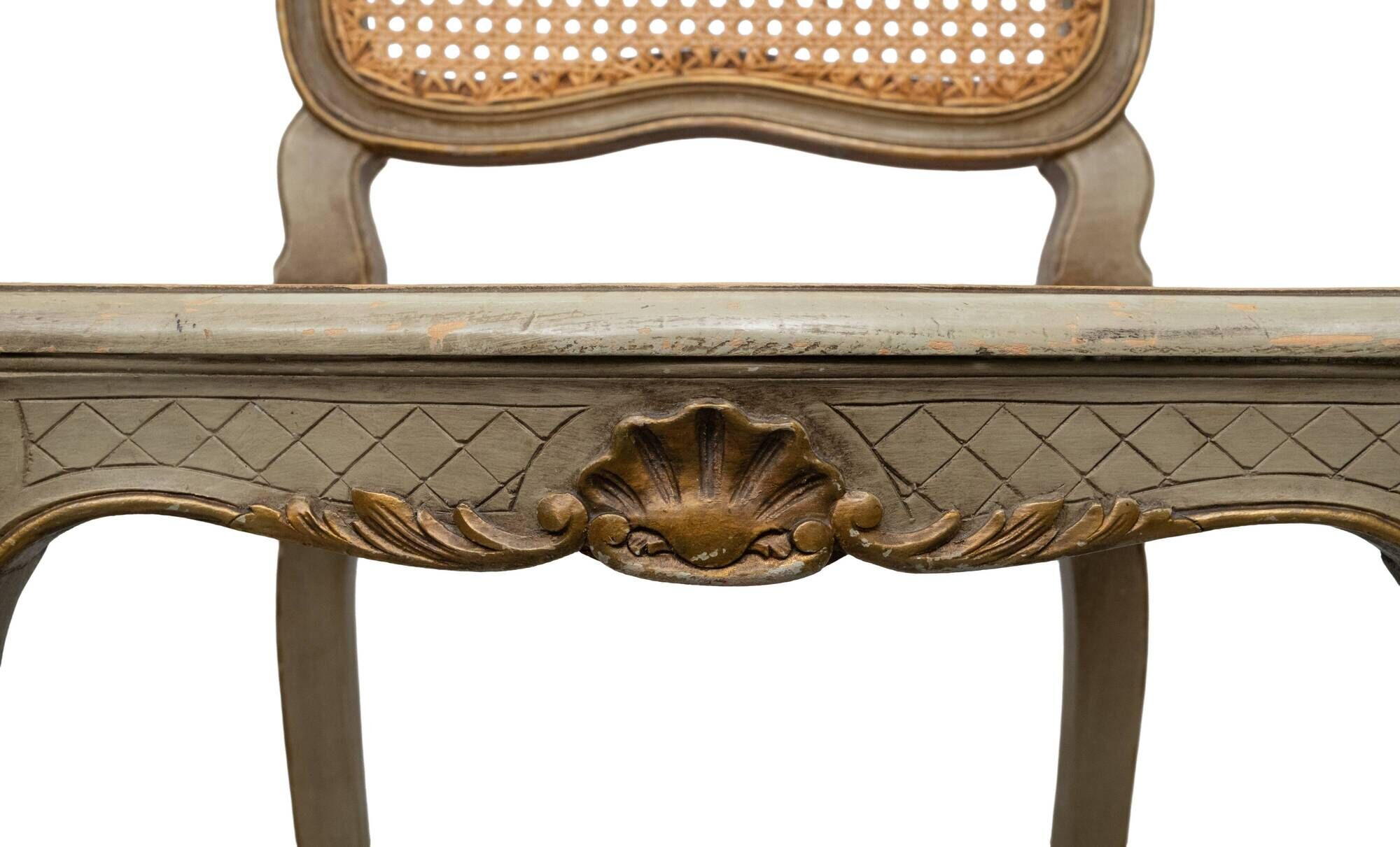 Paire de chaises d'appoint en canne de style Louis XV peintes en or et vert.