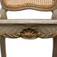 Paire de chaises d'appoint en canne de style Louis XV peintes en or et vert.