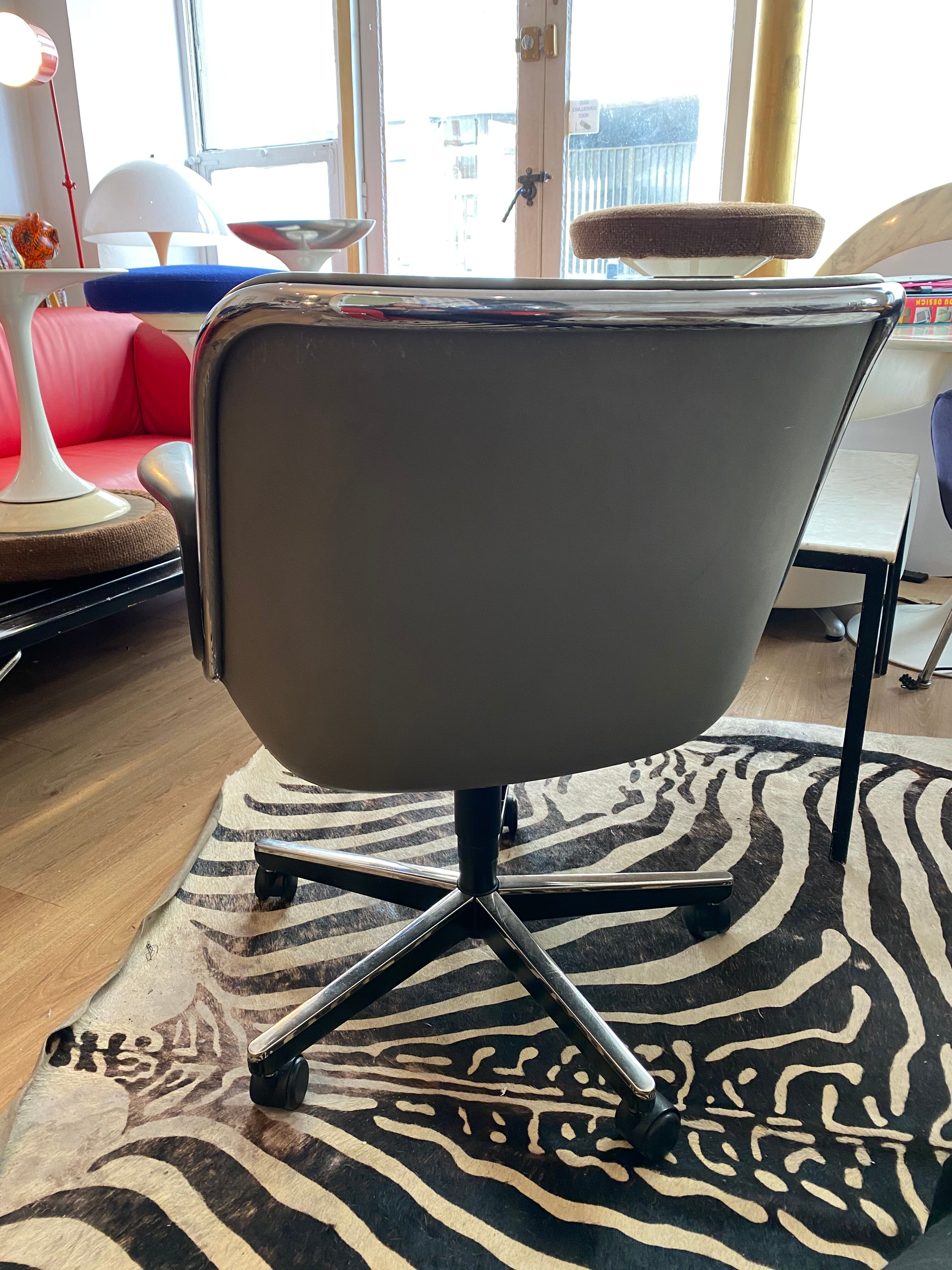 Pollock leather Executive chair by Knoll