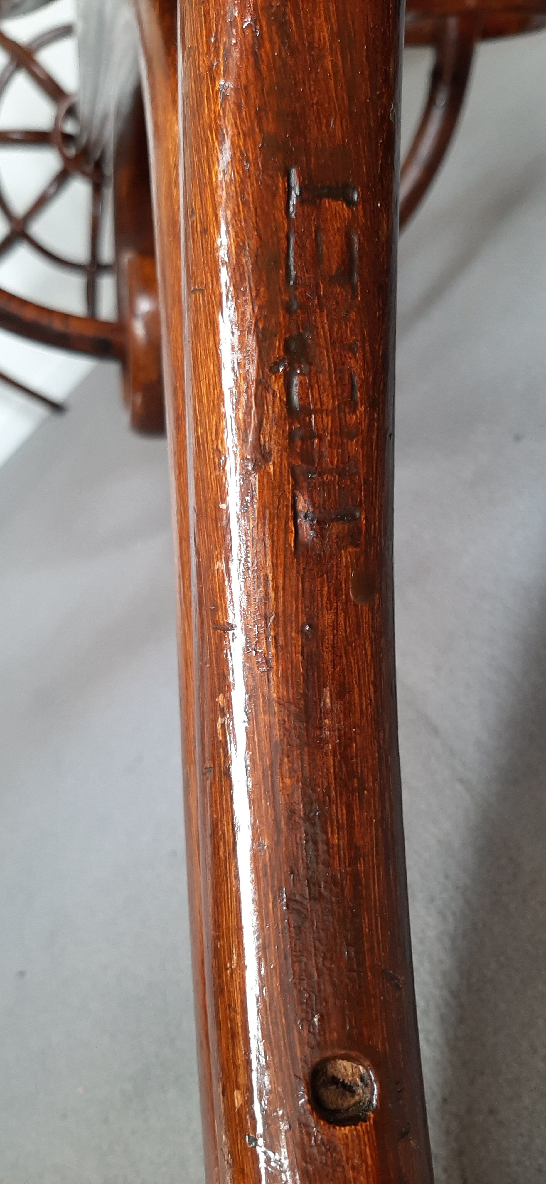 Porte-manteaux perroquet Thonet ancien