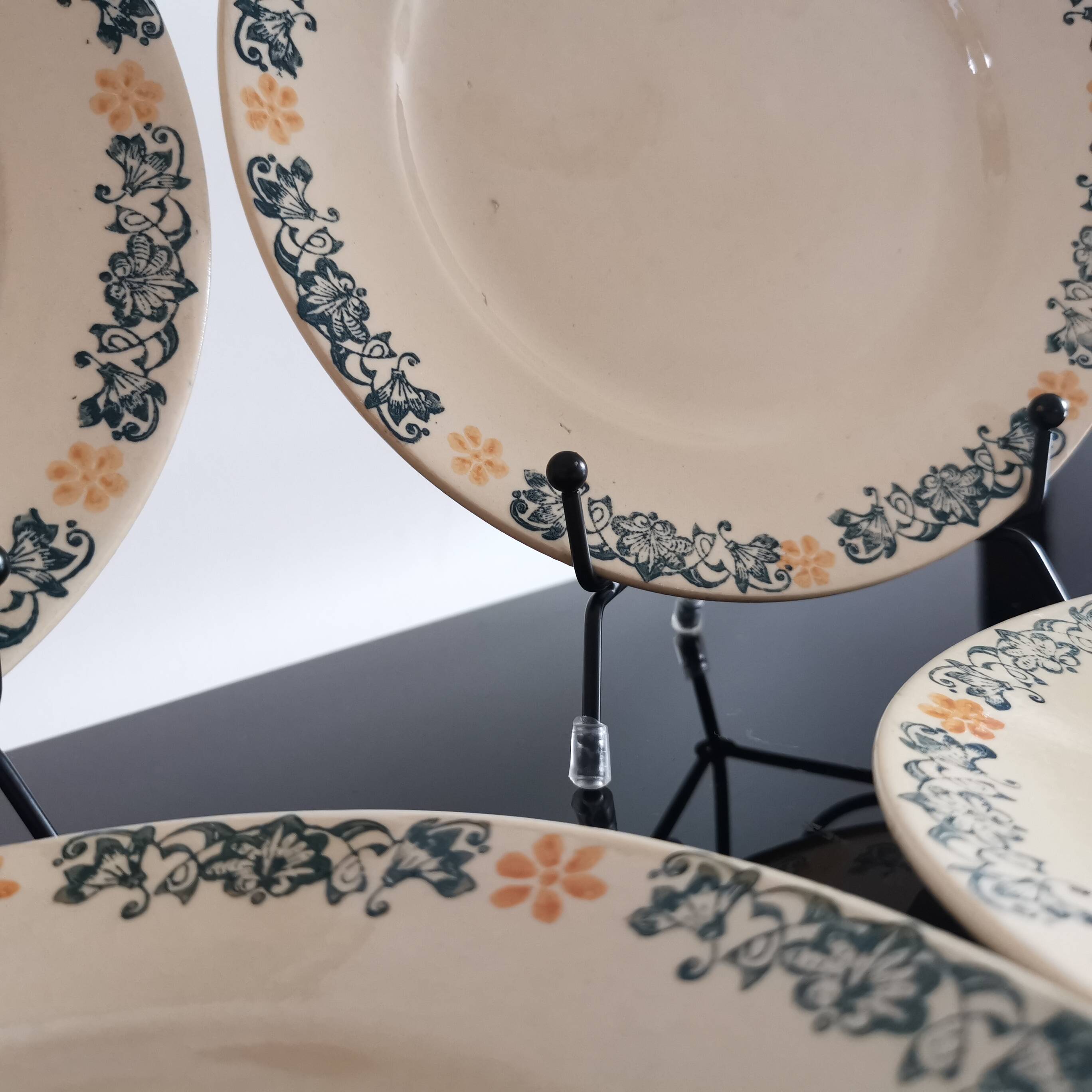 Set of 8 Moulin des Loups dessert plates