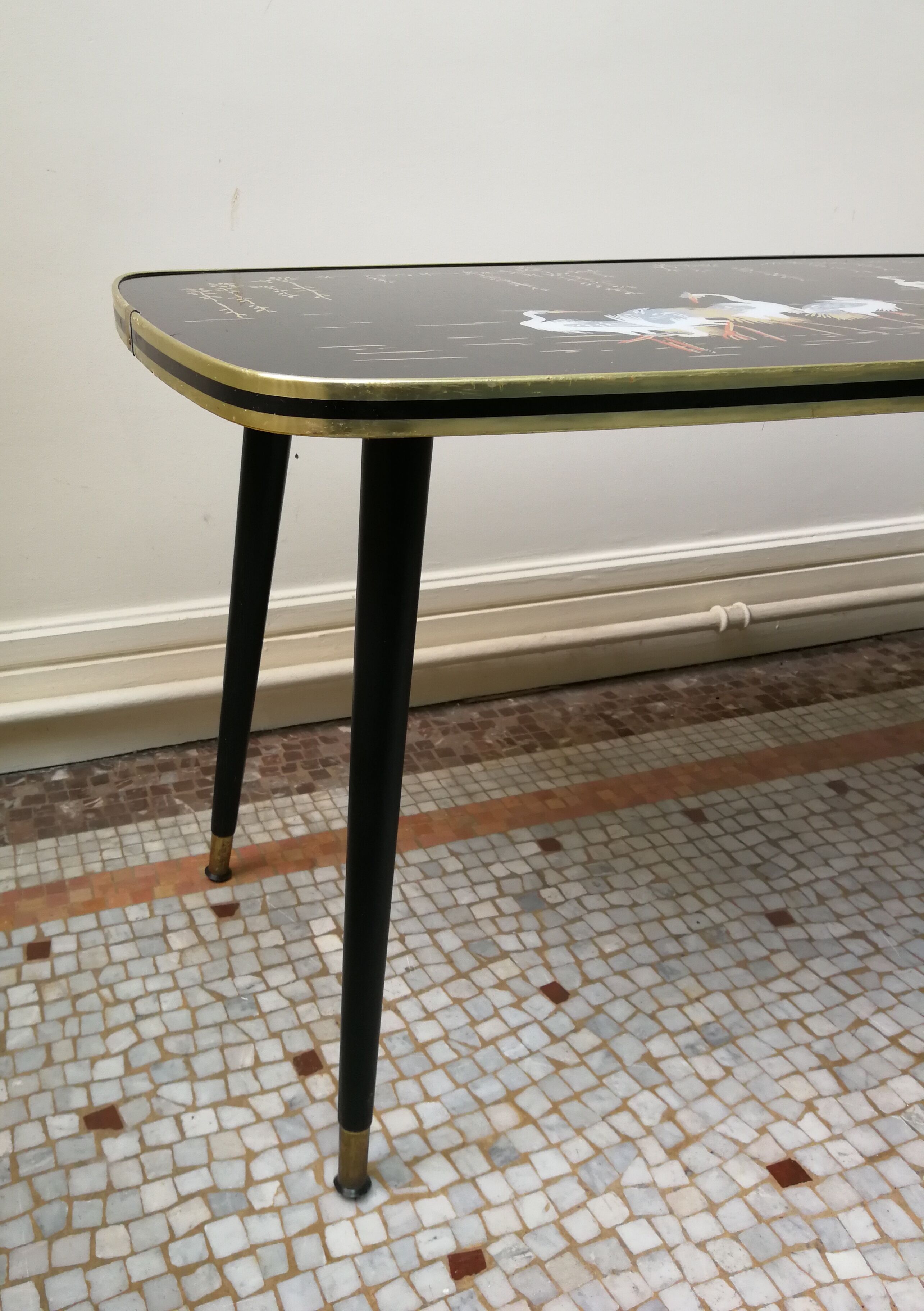 Vintage coffee table with heron décor