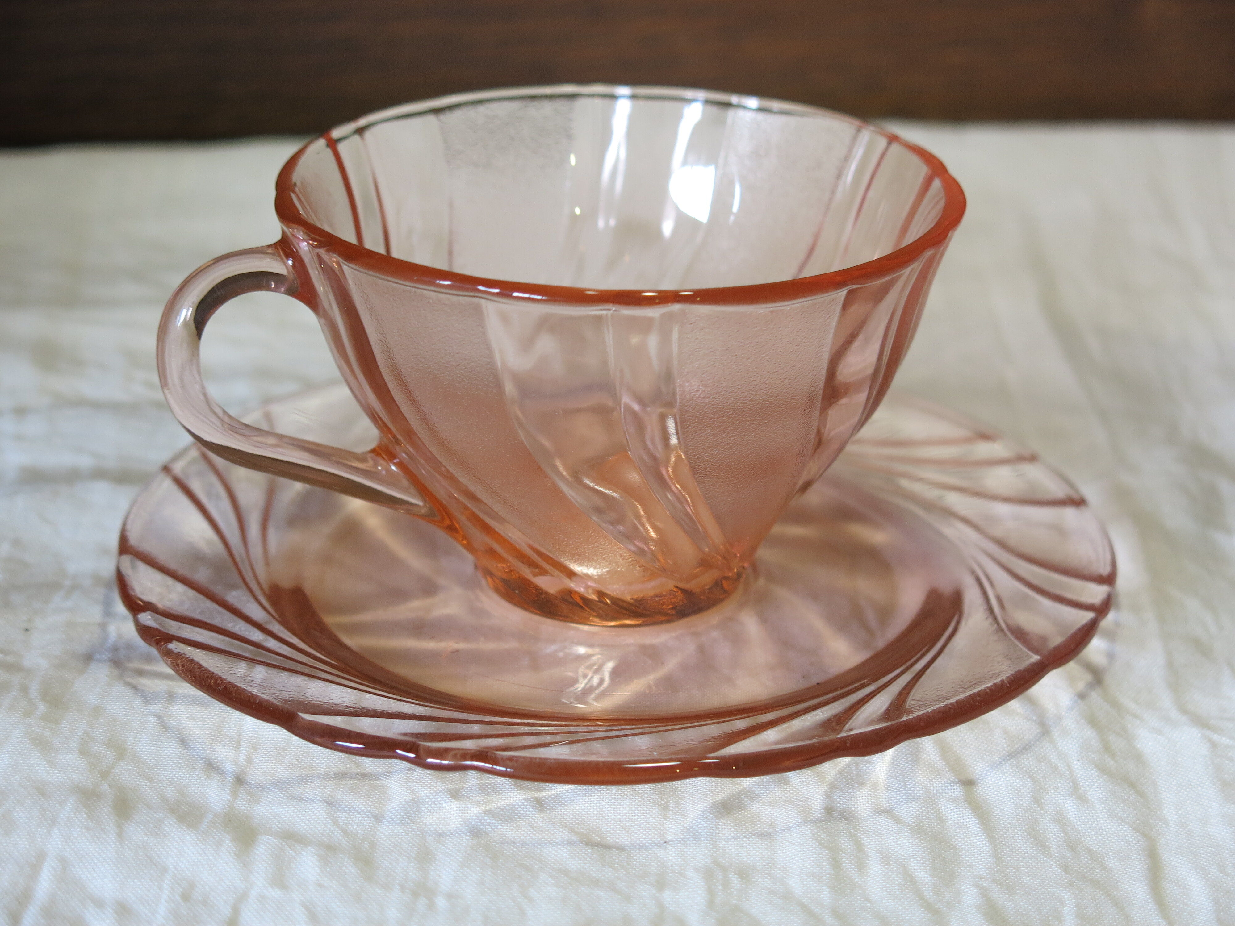 6 pink Vereco coffee cups in excellent condition
