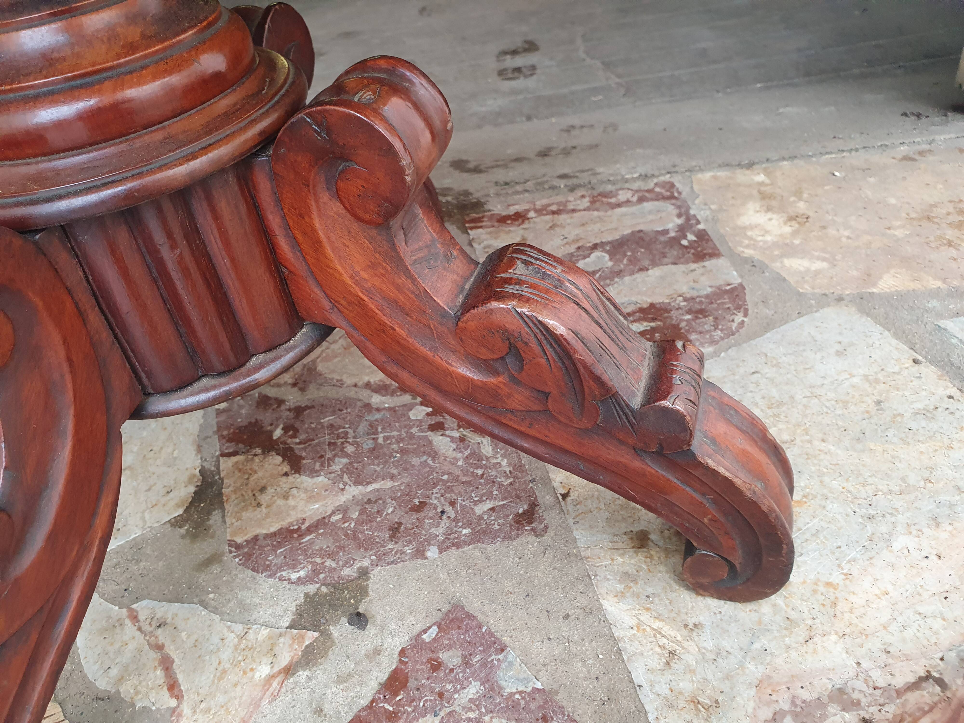 Mahogany violin pedestal table, 19th century