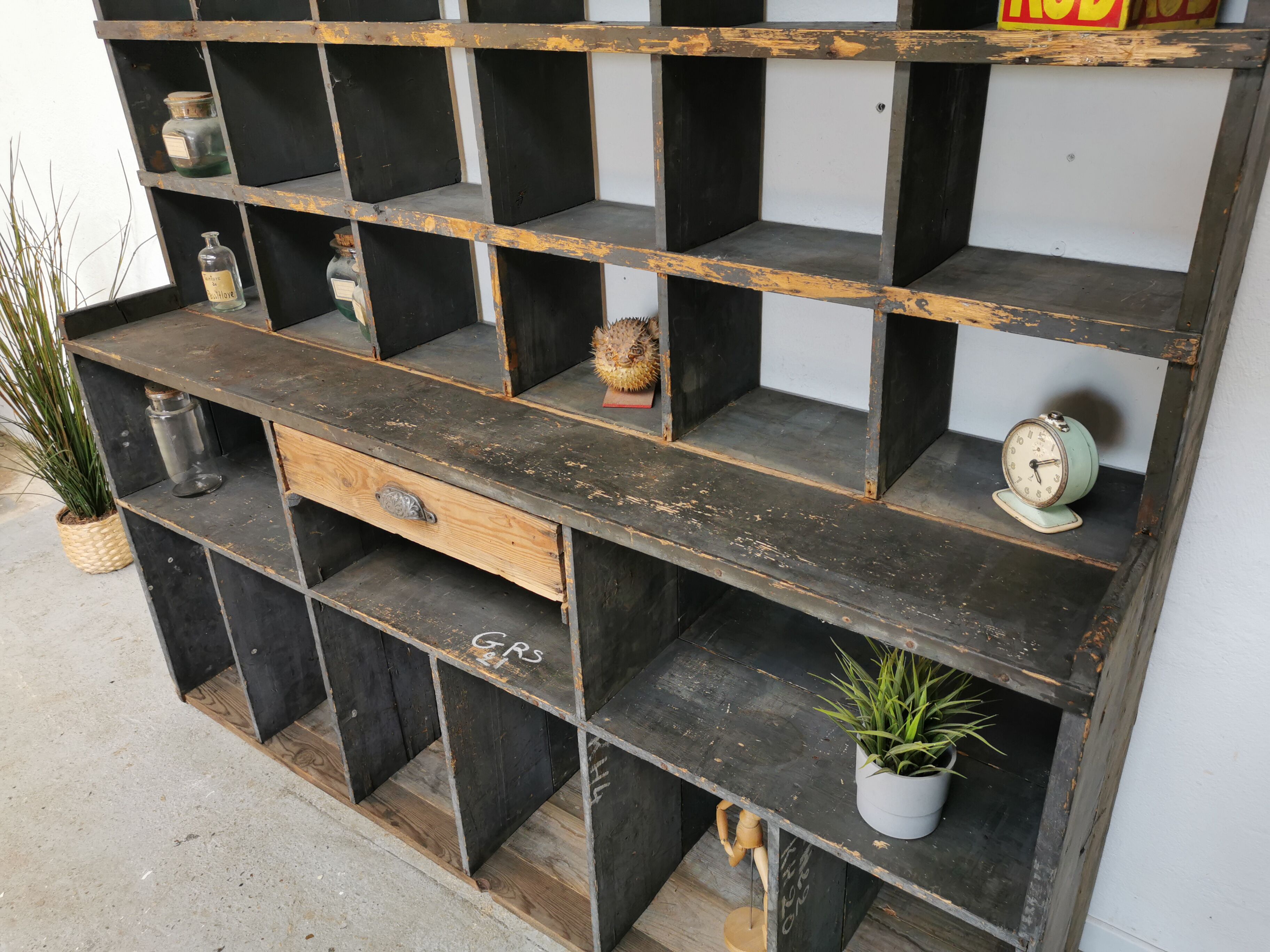 Meuble de métier à casiers bibliothèque
