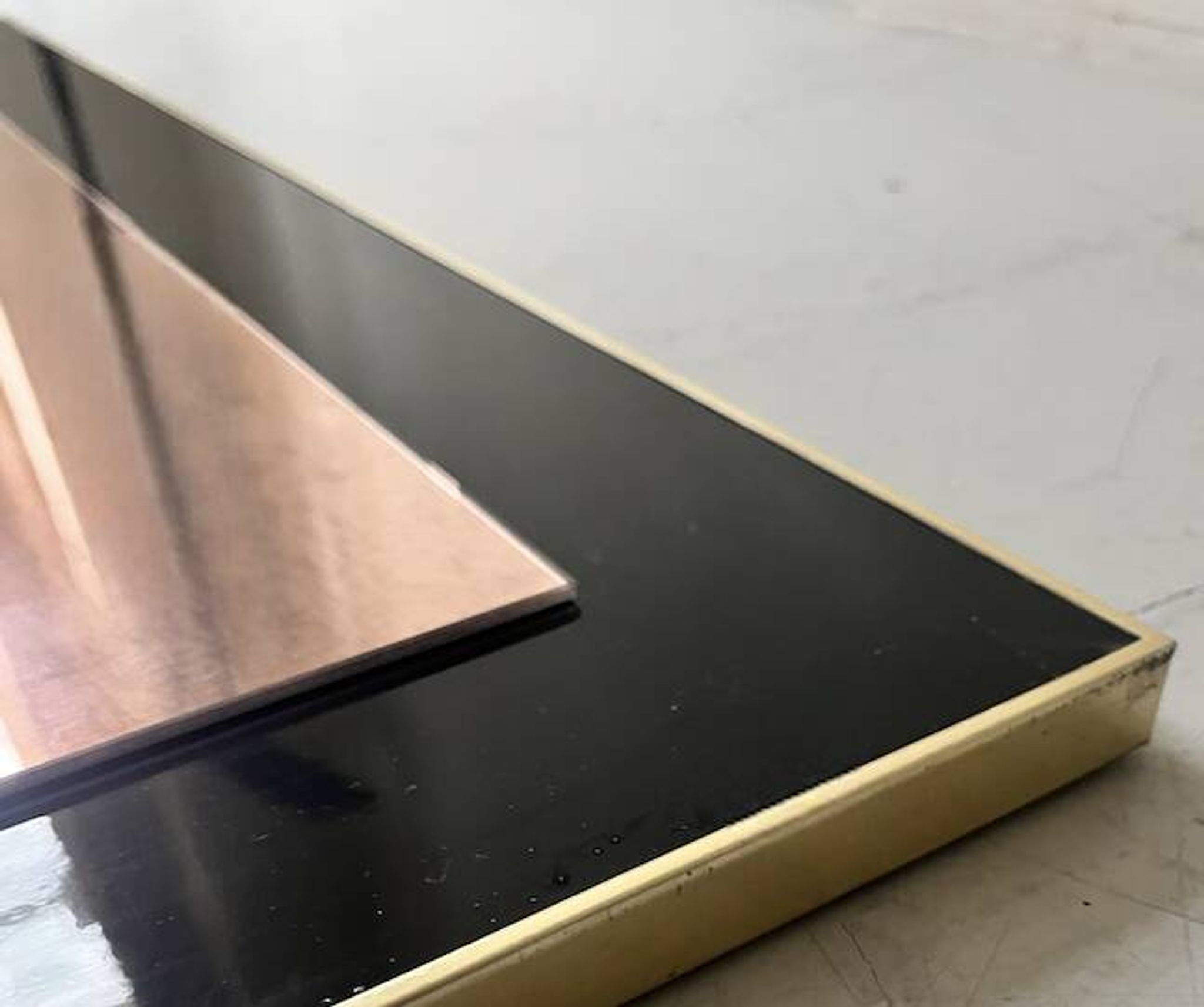 Grand miroir laiton et glace rose circa 1970