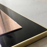 Grand miroir laiton et glace rose circa 1970
