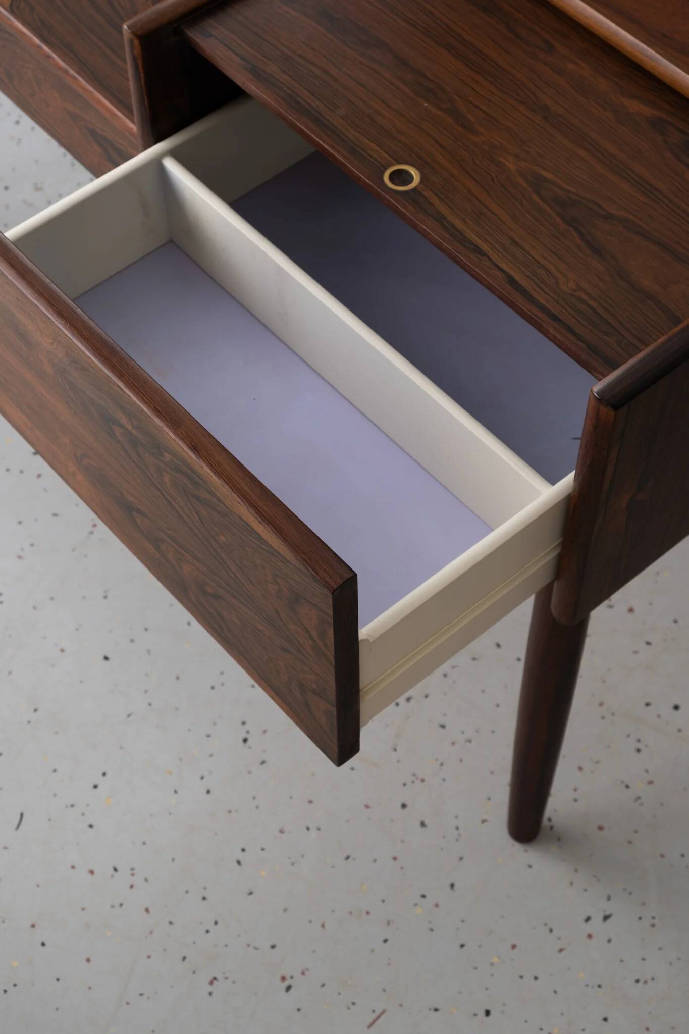 Melvin Mikkelsen dressing table