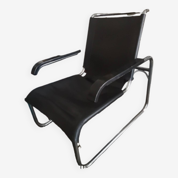 Large rest armchair by Marcel Breuer edition Thonet (label under the seat); chrome tube frame and seat and back in thick black leather; era of the 30s/40s