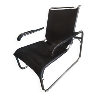 Grand fauteuil de repos par Marcel Breuer édition Thonet (étiquette sous le siège) ; monture en tube chromé et siege et dos en epais cuir noir ; époque des années 30 /40