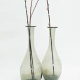 Paire de grands vases en verre fumé gravé
