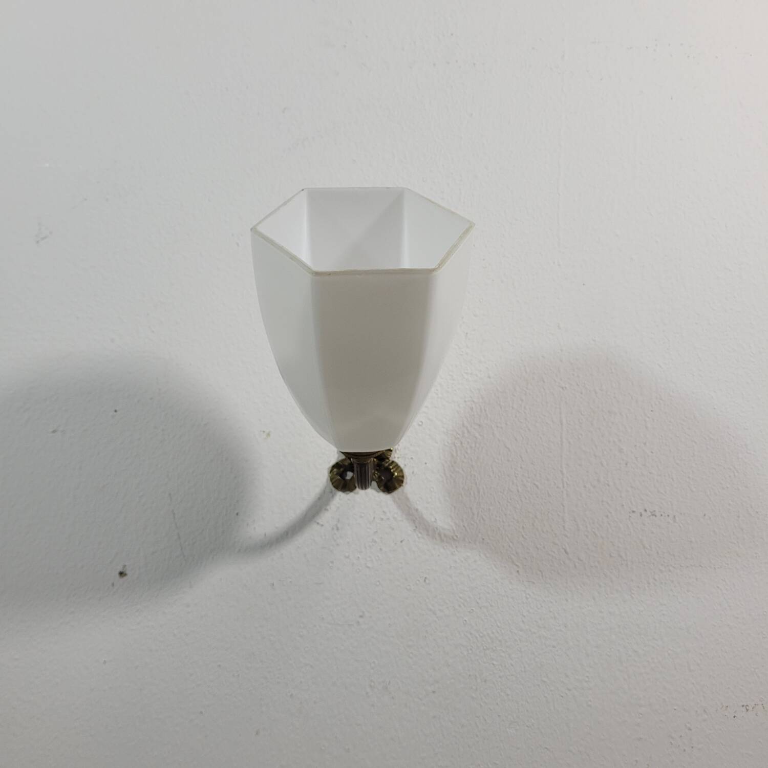 Vintage wall lamp in brass and art deco glass