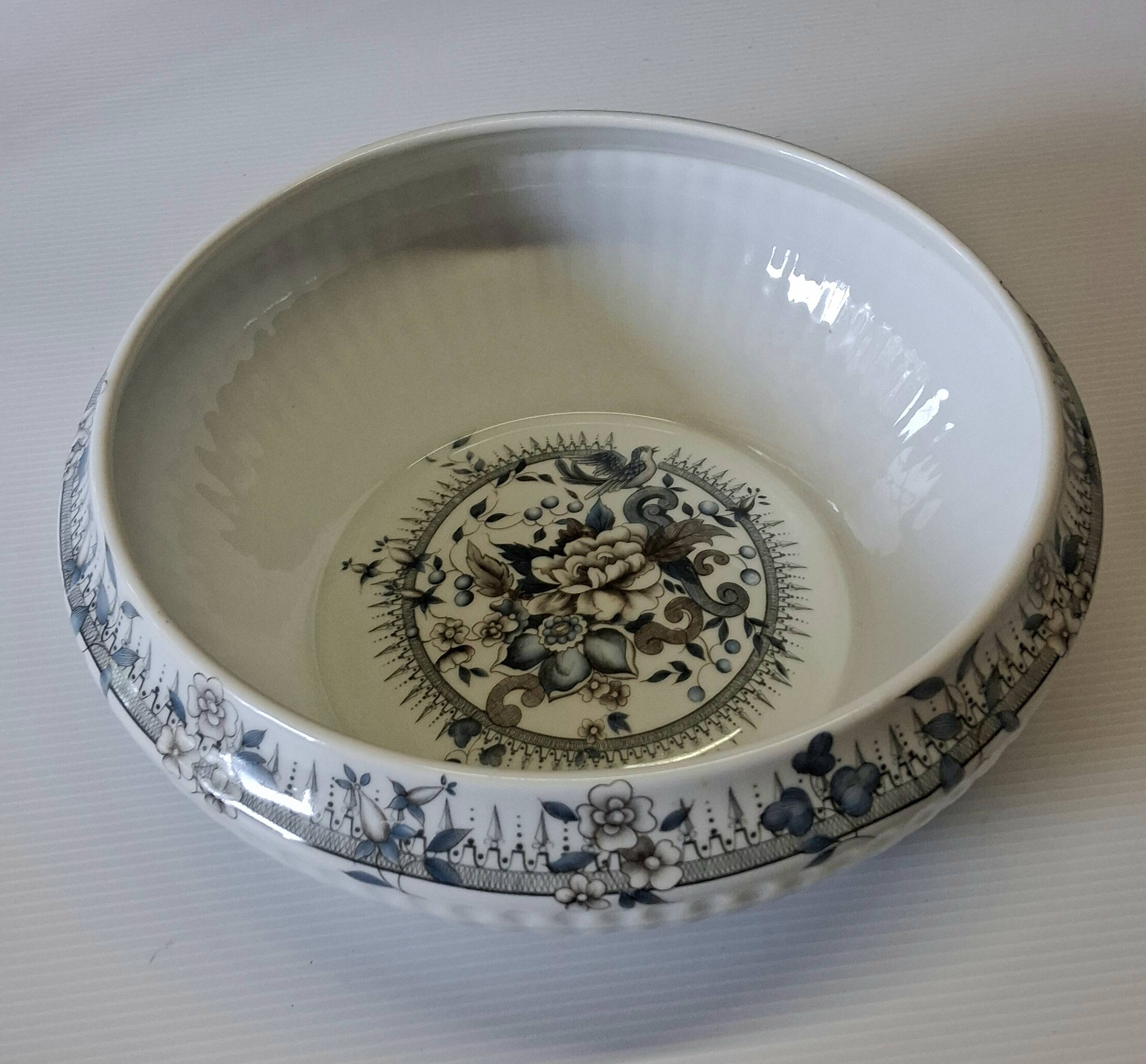 Porcelain salad bowl from Chauvigny, France, in very good condition.