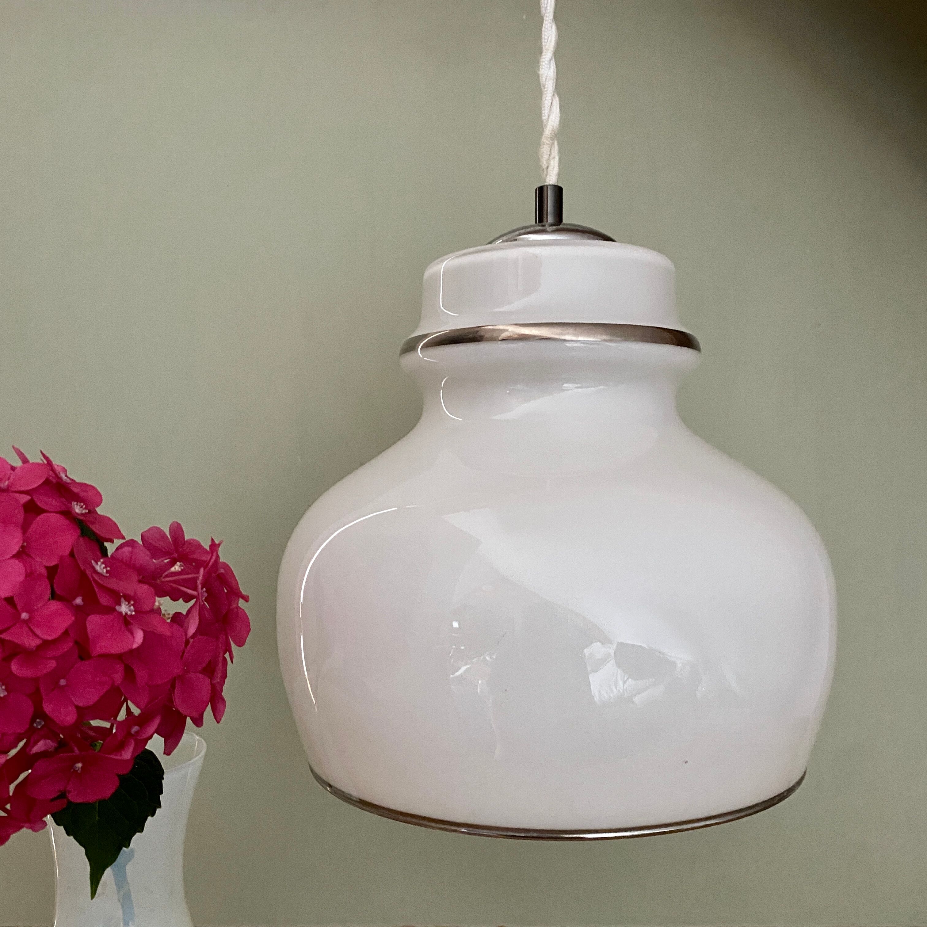 Suspension globe vintage XXL en opaline blanche liserés argentés