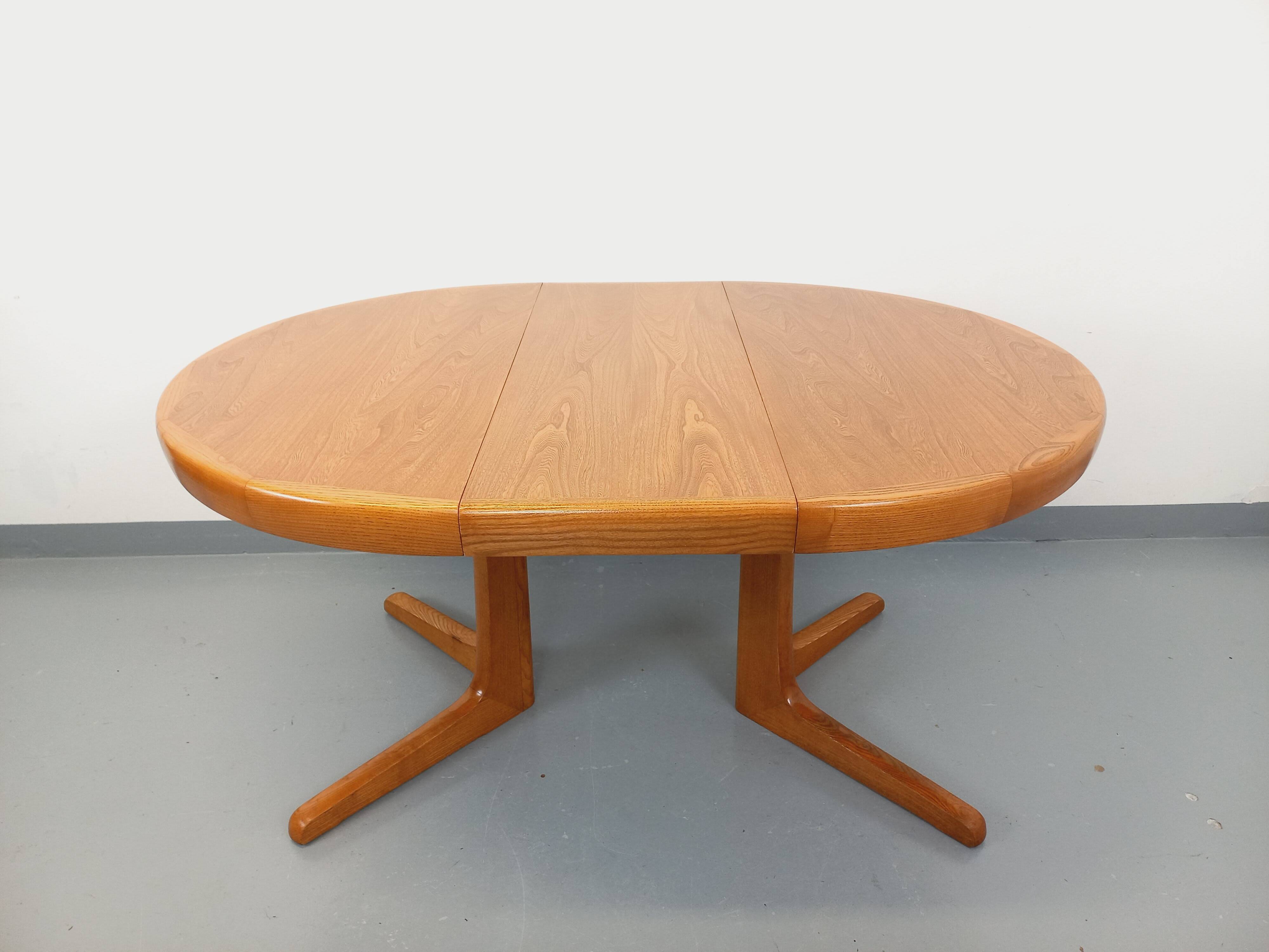 Vintage round dining table in Scandinavian style from the 60s and 70s in elm.