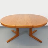 Vintage round dining table in Scandinavian style from the 60s and 70s in elm.