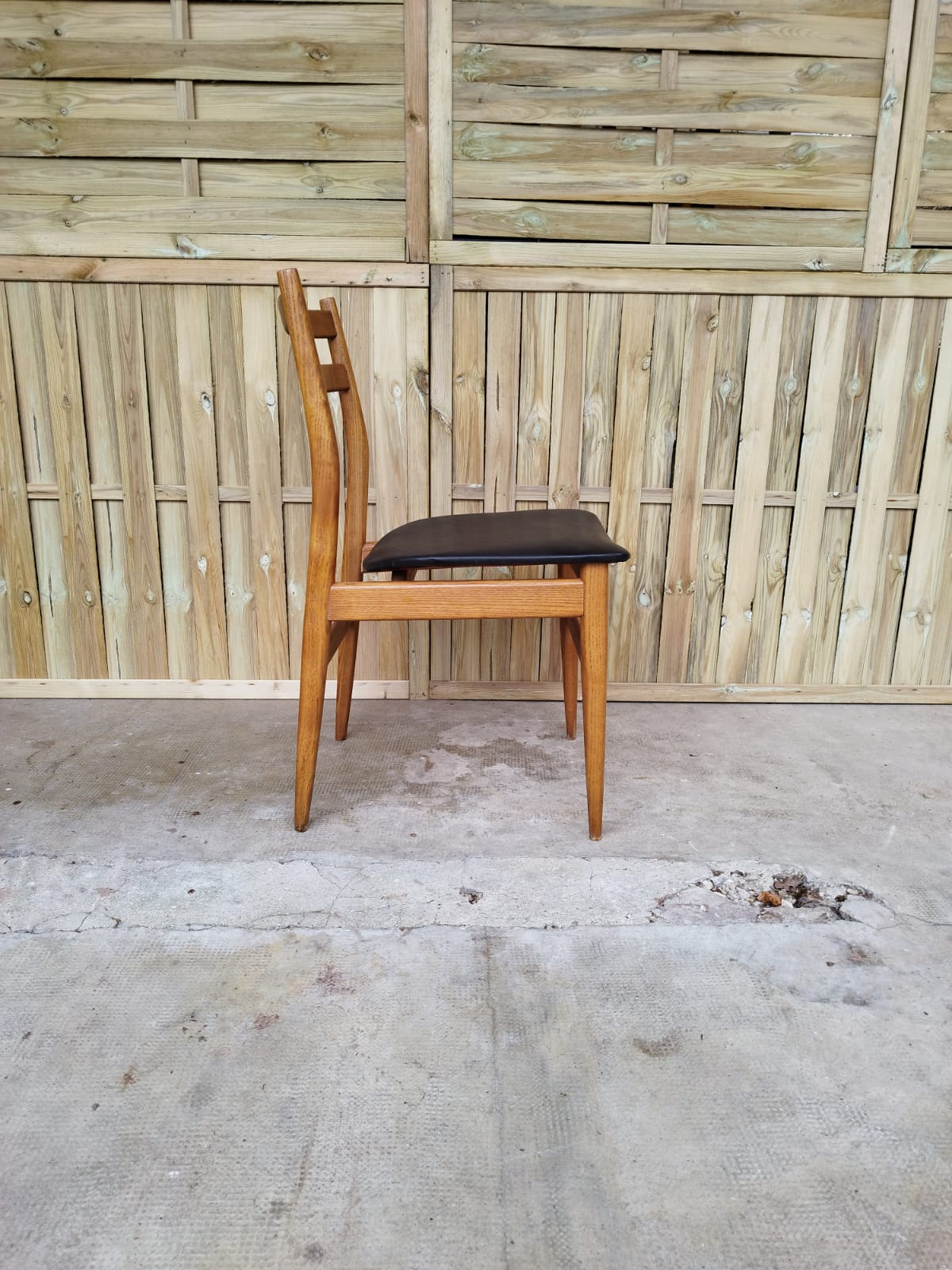 Suite de 5 chaises vintages scandinaves teck 1 simili cuir