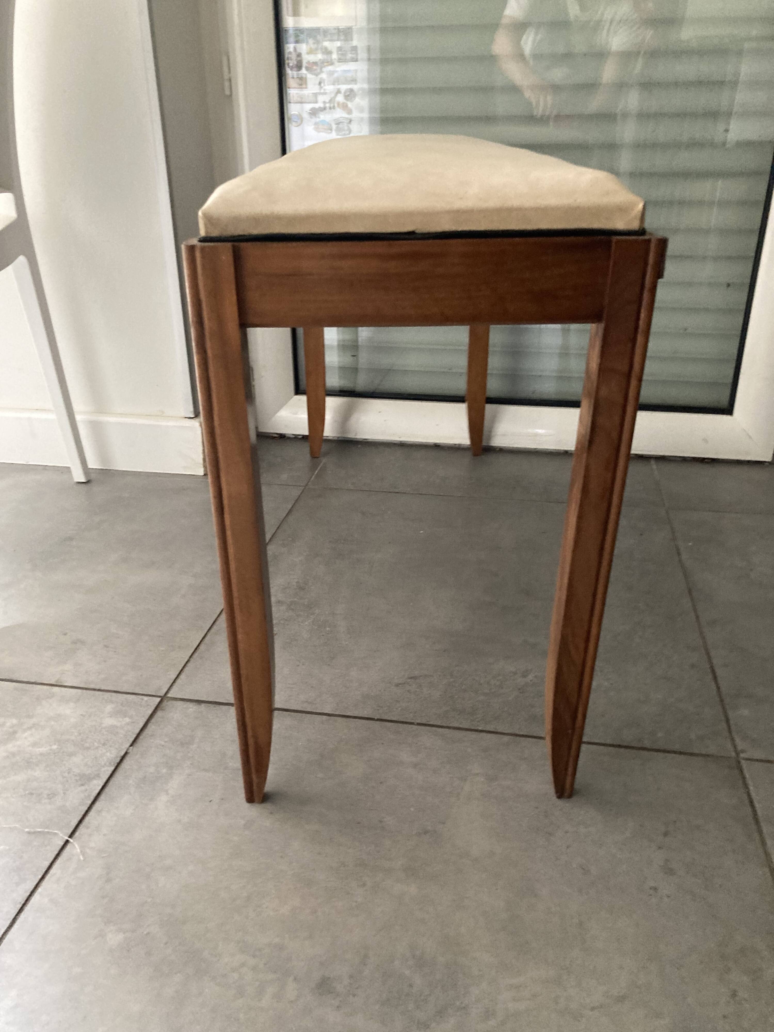 Piano bench that converts into a music book storage in excellent condition.