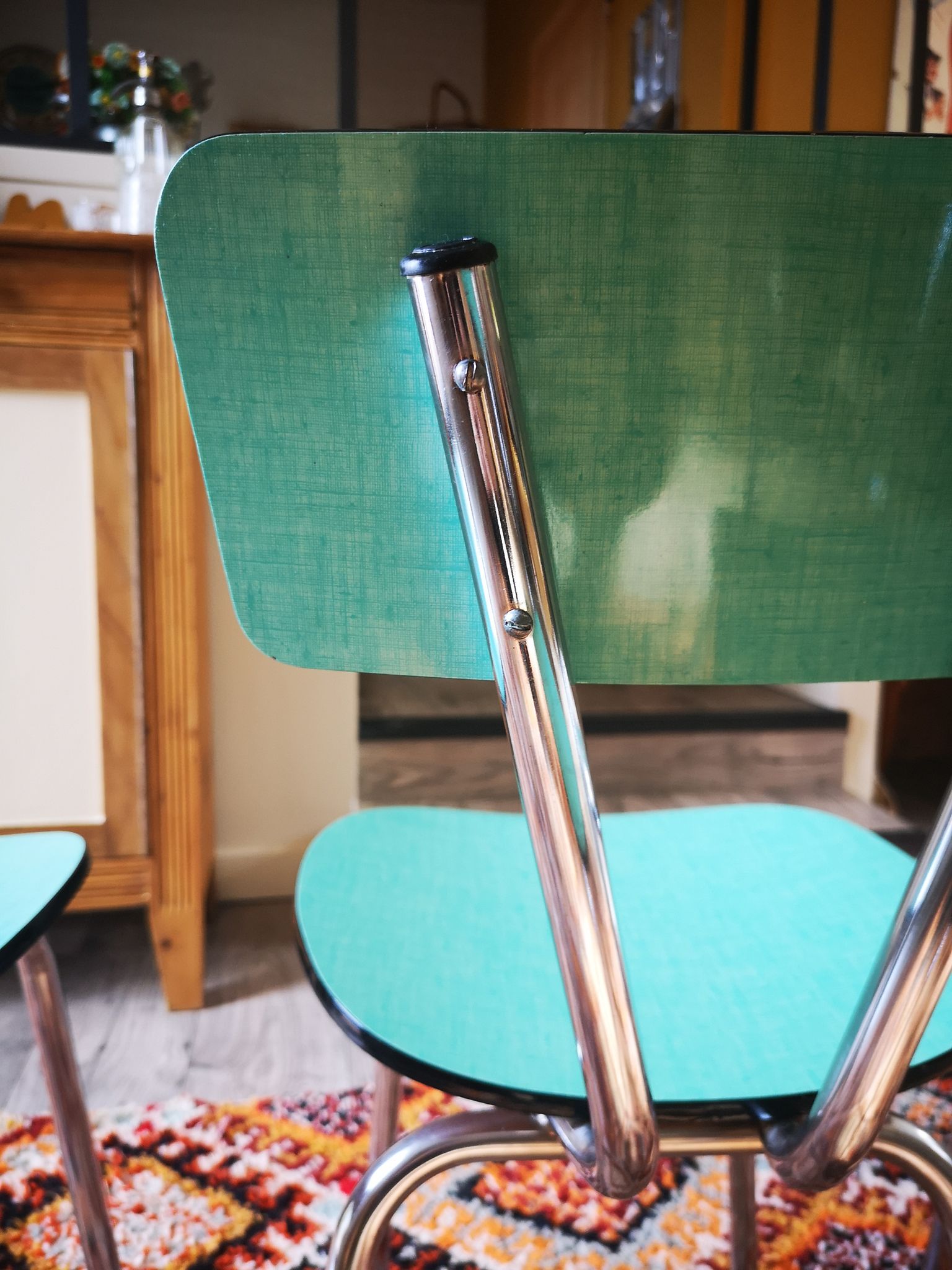 Ensemble de table extensible en formica et 4 chaises