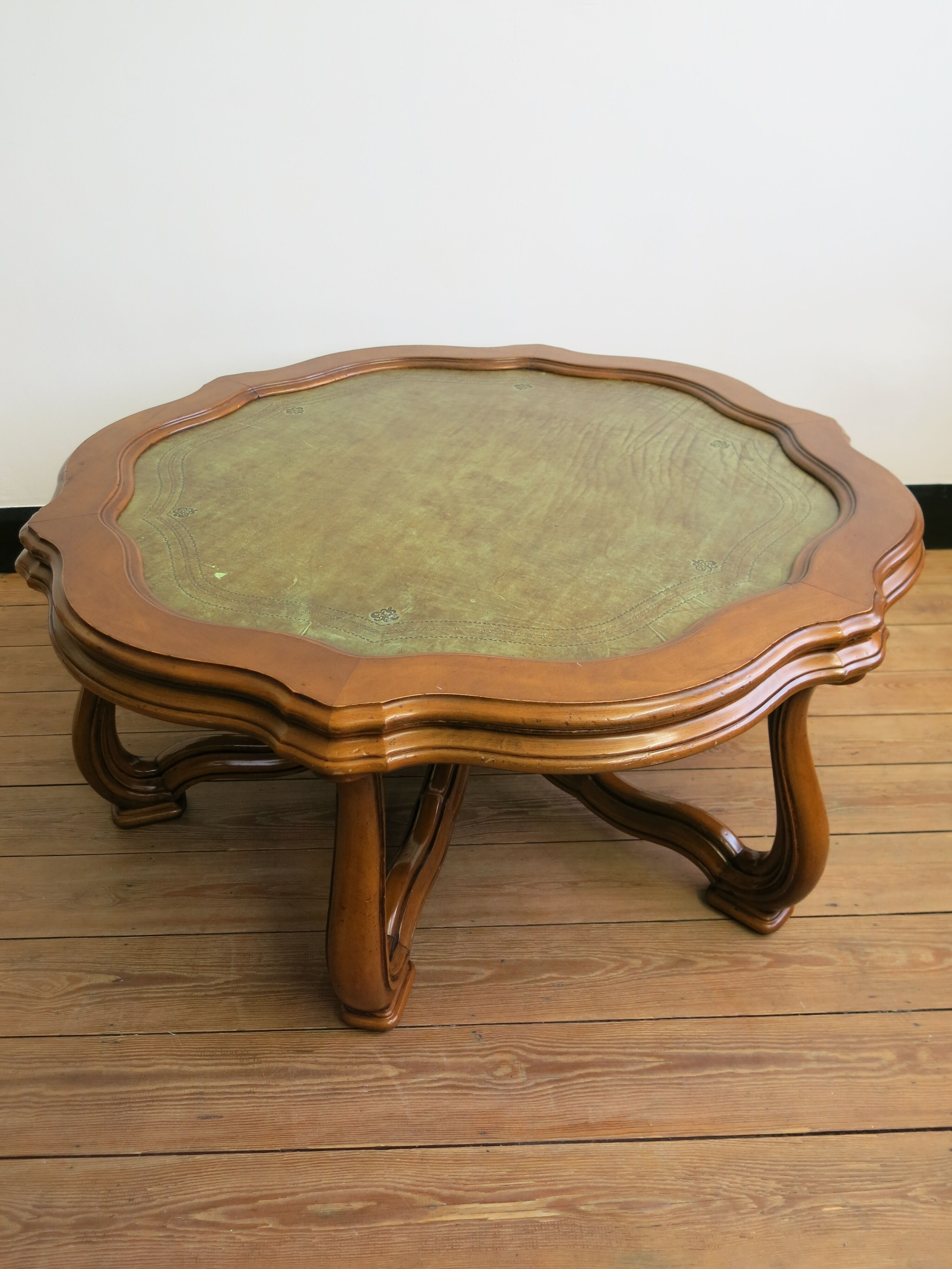 Table basse English Regency en acajou sculpté et cuir olive
