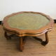 Table basse English Regency en acajou sculpté et cuir olive