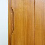 Armoire en pin massif de la Maison Regain, années 70